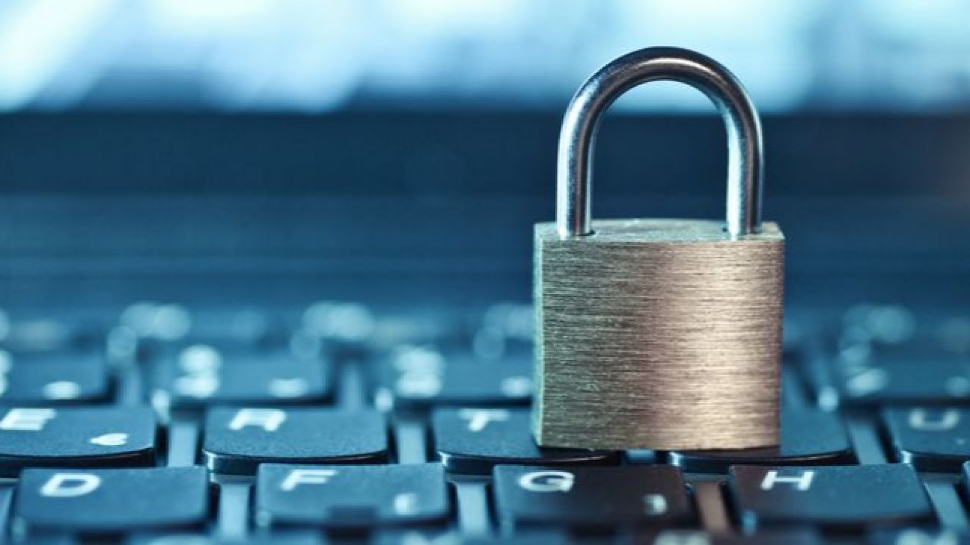 Близо 2500 пароли на държавни електронни пощи са изтекли в интернет