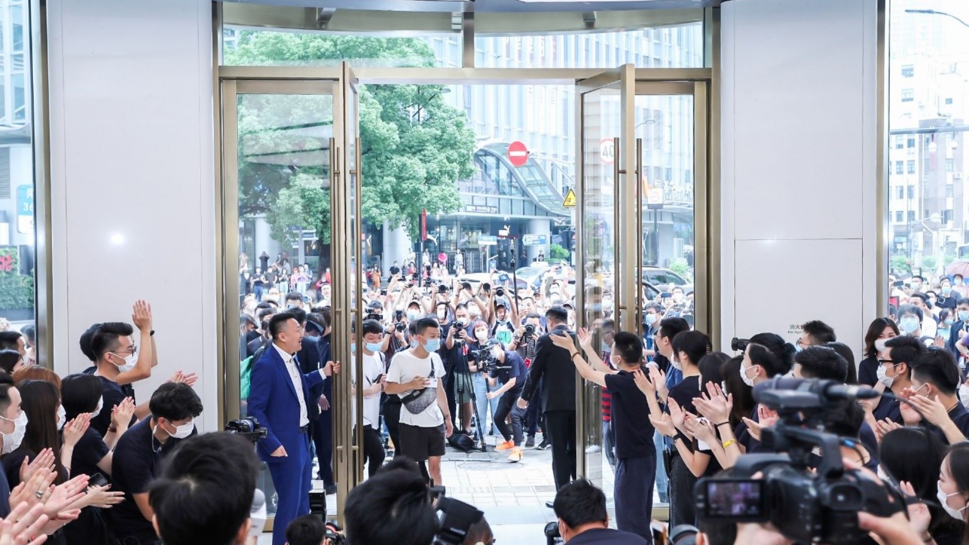 Най-големият в света флагмански магазин на Huawei отвори врати в Шанхай