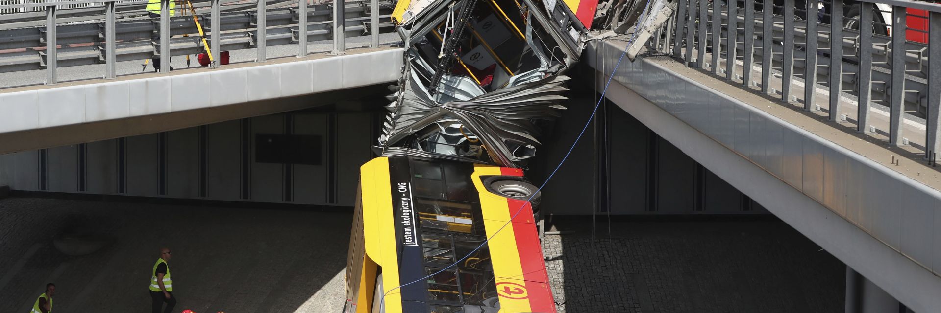 Безпрецедентна спасителна акция във Варшава: Автобус се разцепи на две на мост, има жертви