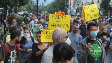 Блокада в центъра на София - над хиляда души протестираха в защита на природата (снимки)