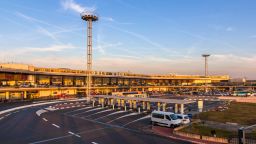 Авиодиспечерите на парижкото летище "Орли" стачкуват този уикенд