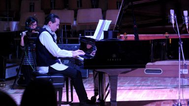 Виртуозът на пианото Людмил Ангелов ви кани на рожден ден с концерт във Facebook