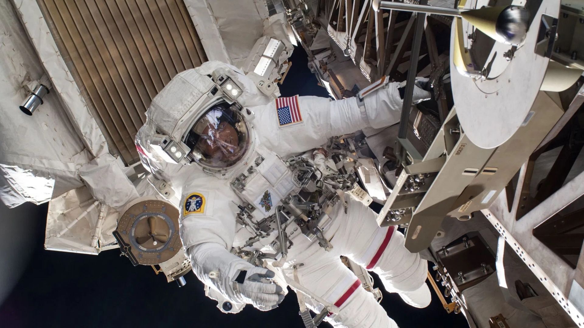 Астронавти с последна космическа разходка преди разкачването на кораба на SpaceX