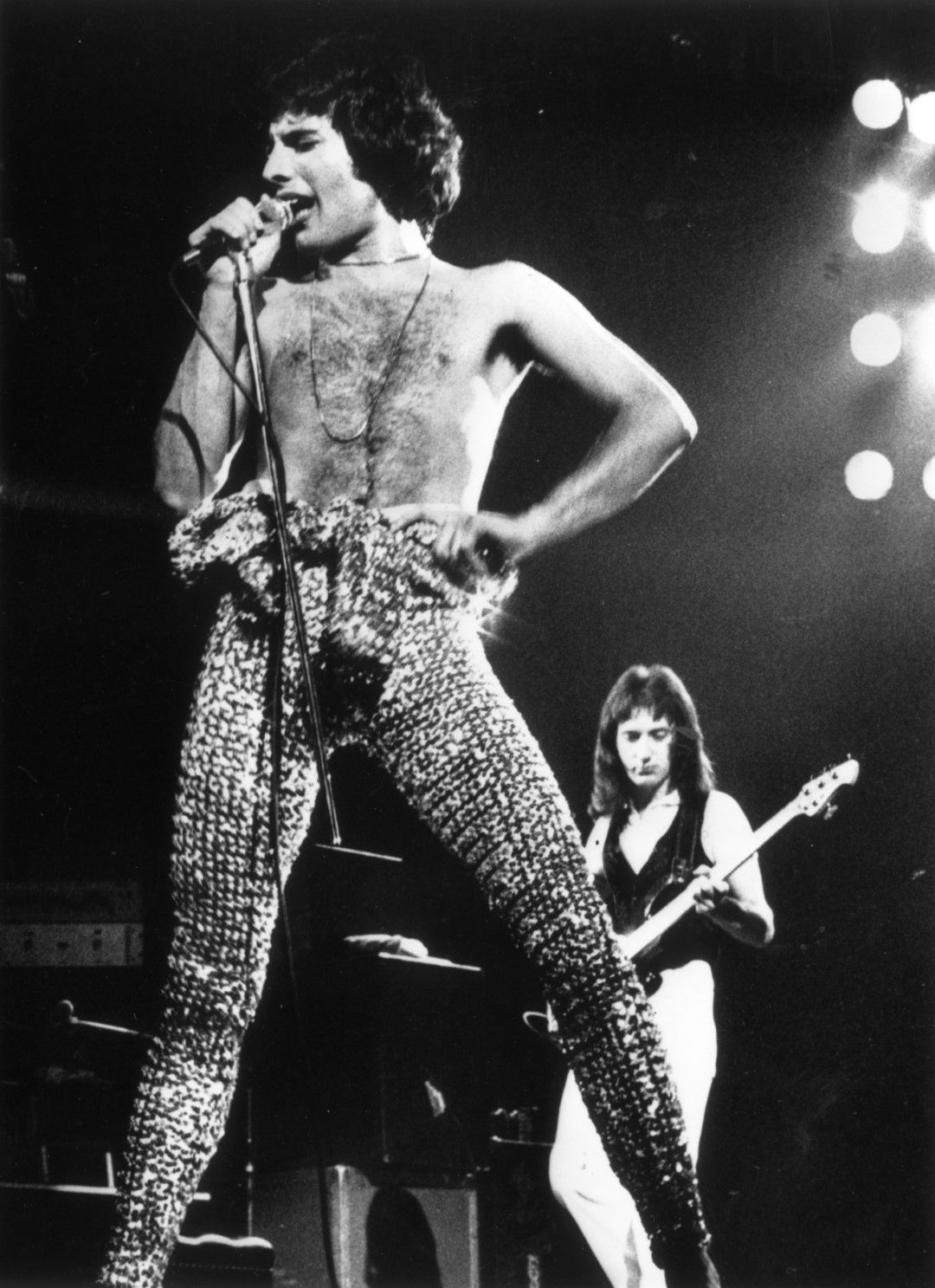 11 юни 1977 г. : Хард-рок квартетът Queen завършват турнето си с концерт в Лондон