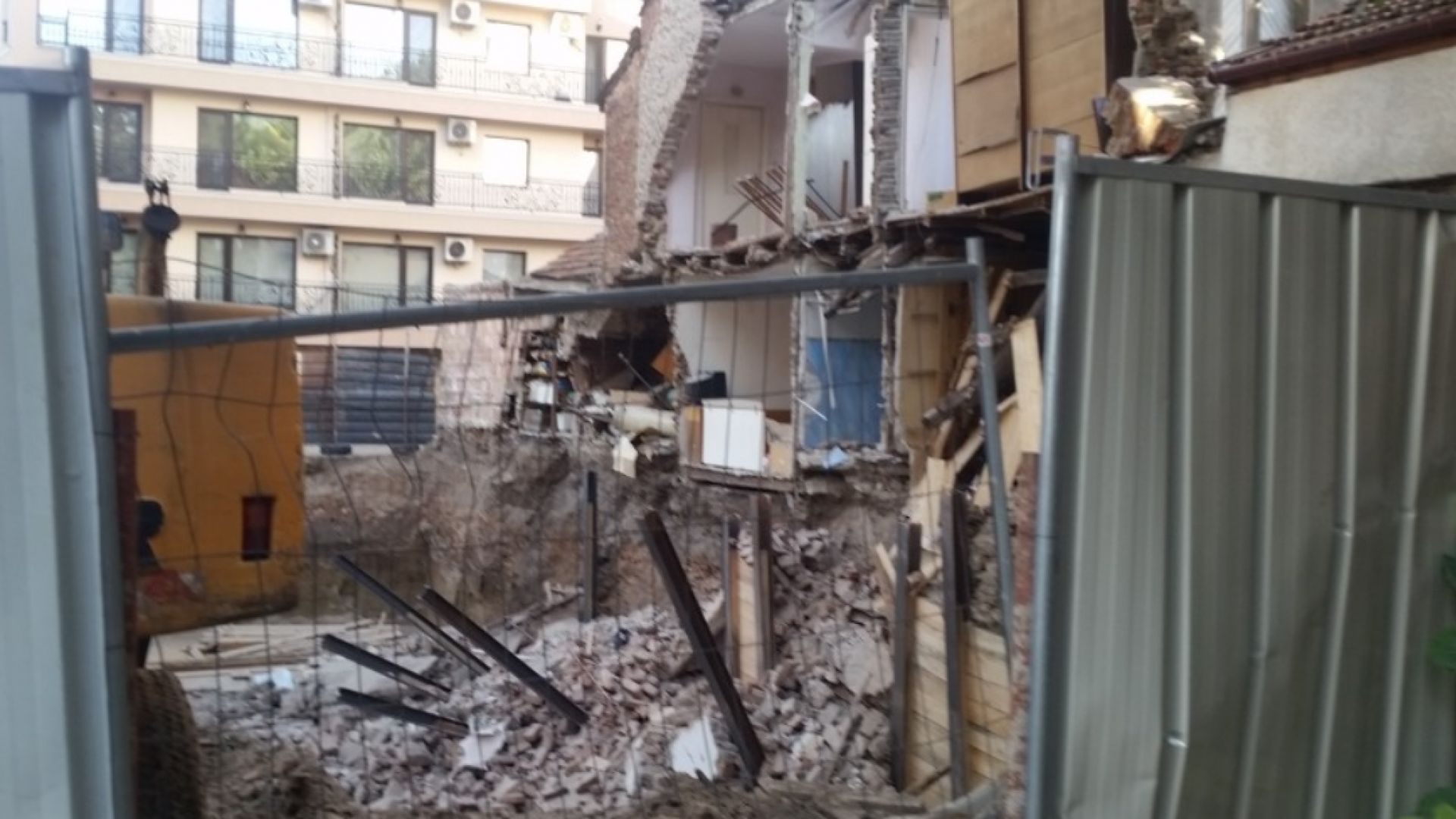 След рухналата стена на къща в Пловдив: Ще бъде ли съборена и построена наново постройката