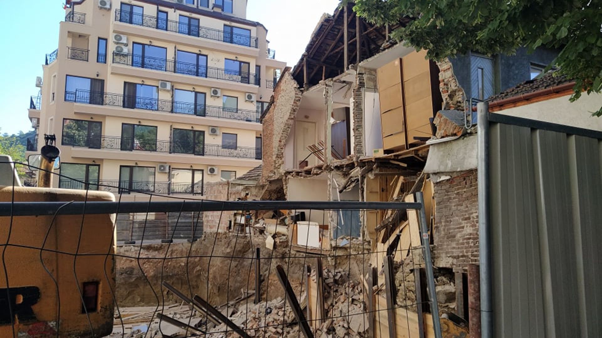 Има задържан за срутената къща при изкопни работи в Пловдив