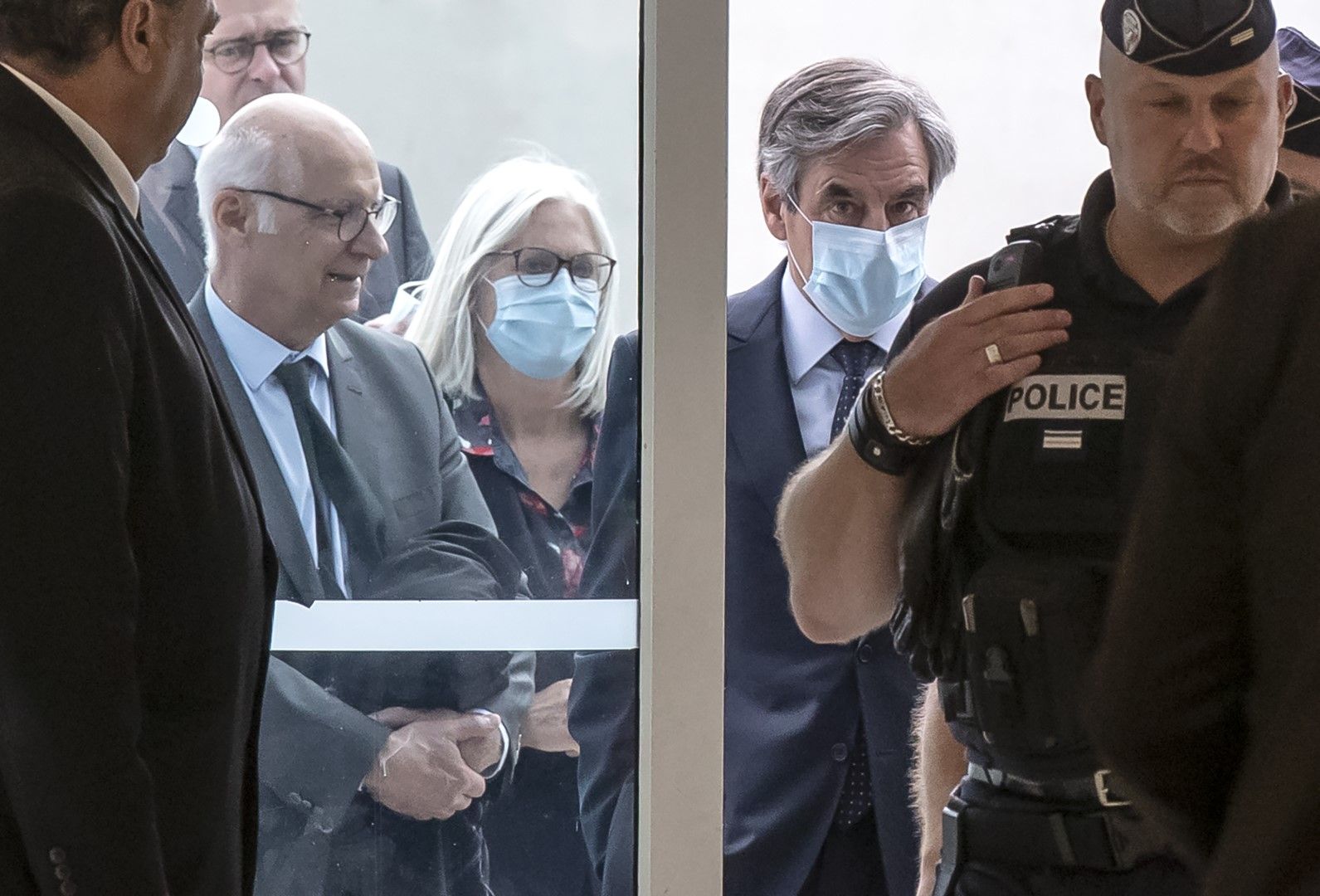  Бившият премиер на Франция Франсоа Фийон вдясно и съпругата му Пенелъпи носят защитни маски при пристигането си в съда в Париж, в понеделник, 29 юни 2020 г.