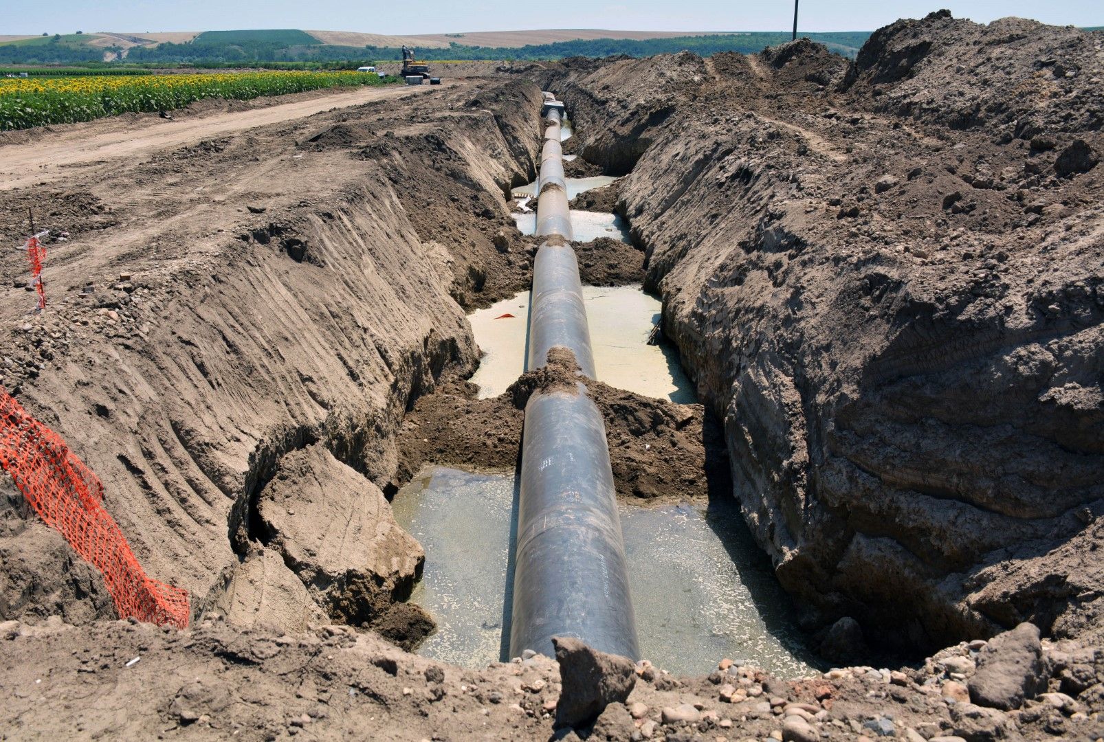 Полагане на тръбите на "Балкански поток" край Мизия. По тръбопровода ще се пренася и газ от Гърция