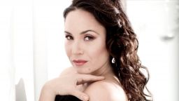 Соня Йончева ще подкрепи млад български певец