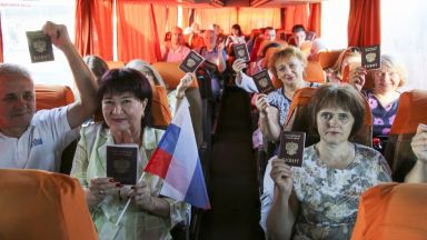 Превозват с автобуси хората от Донбас да гласуват на референдума в Русия 