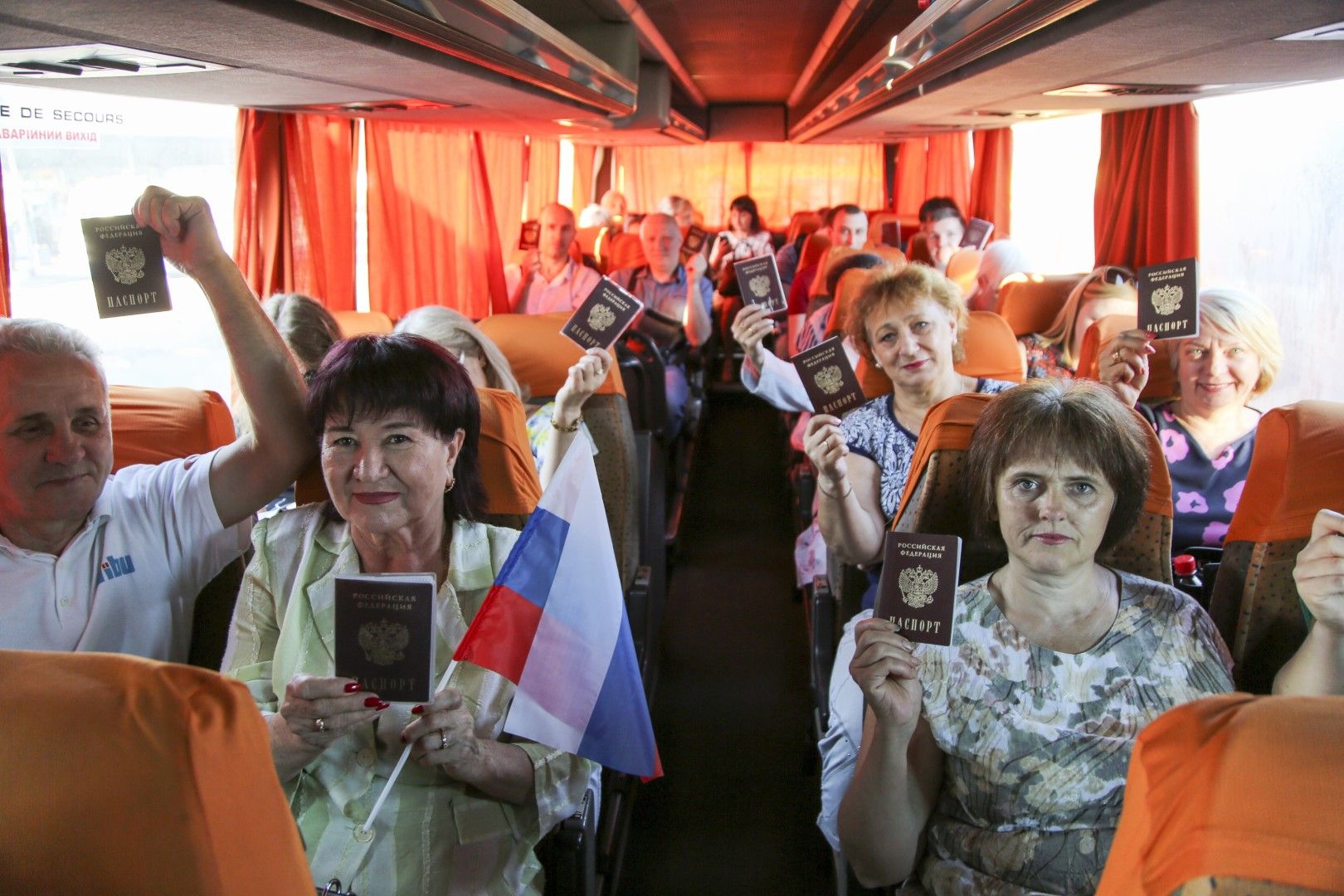 Пътници показват руските си паспорти в Донецк, запътили се към Русия, за да гласуват на референдума, 27 юни