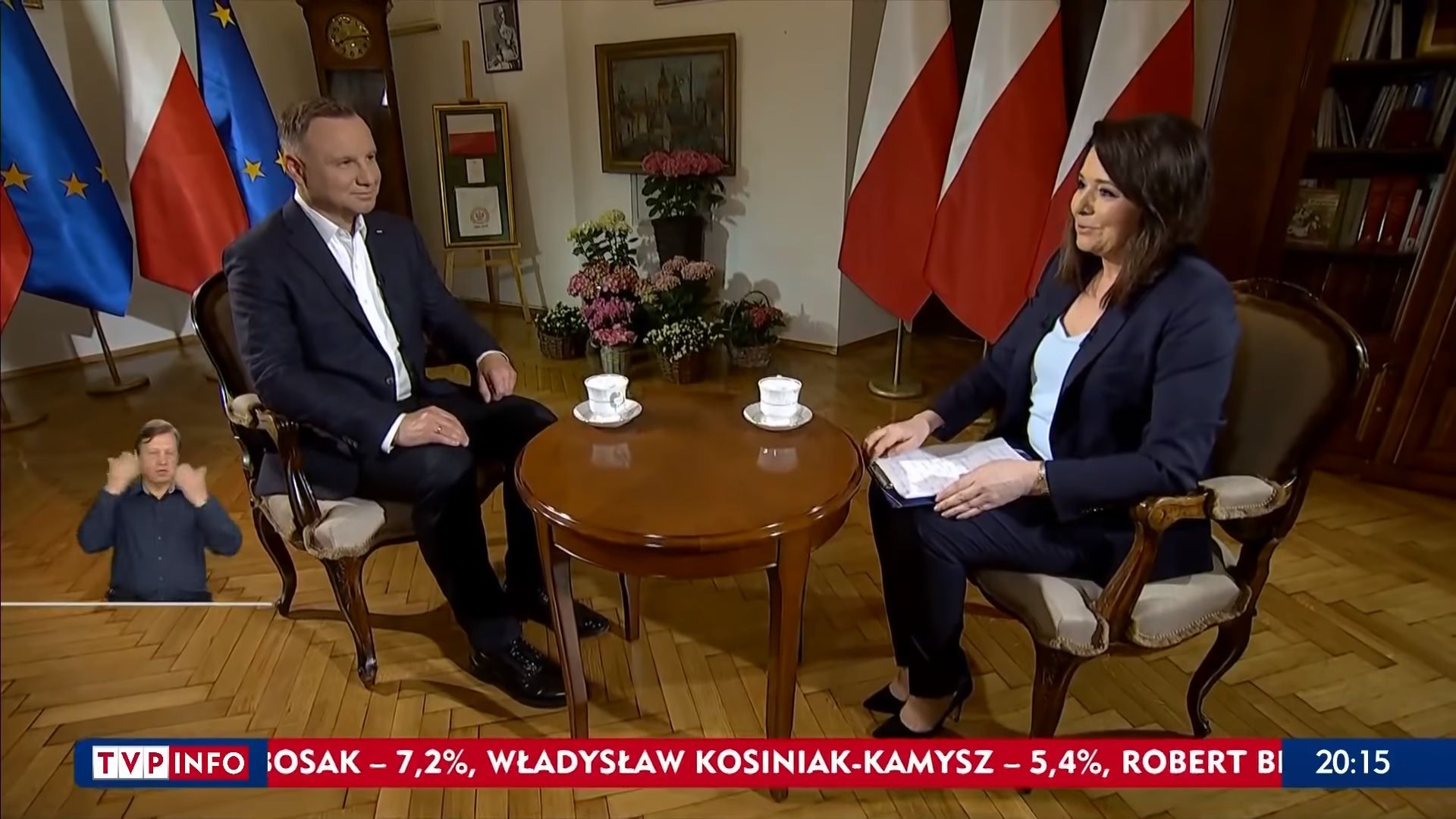 По време на кампанията главното вечерно предаване по ТVP "Вядомошчи" представяше сегашния държавен глава Анджей Дуда като достоен държавник, който работи за благото на страната, докато Рафал Тшасковски - кметът на Варшава, и негов главен съперник, беше пр