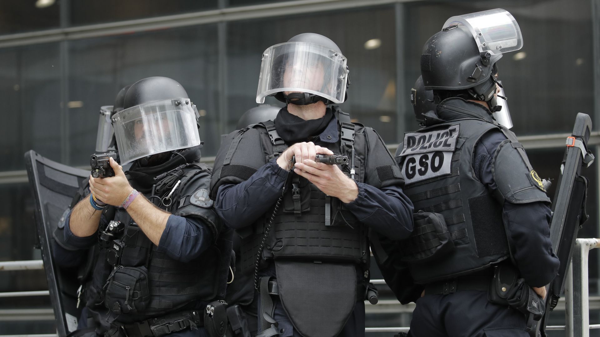 Полиция блокира мол в Париж по сигнал за въоръжен мъж (видео и снимки)