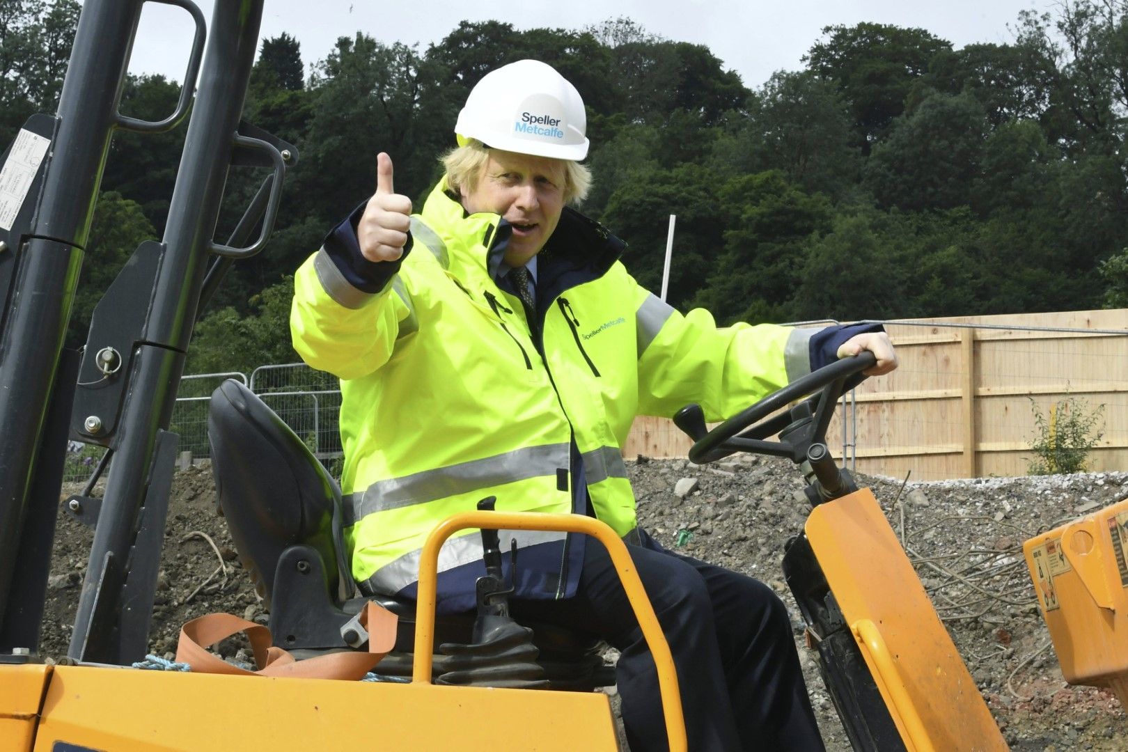 Борис Джонсън посети днес строителна площадка в Дъдли