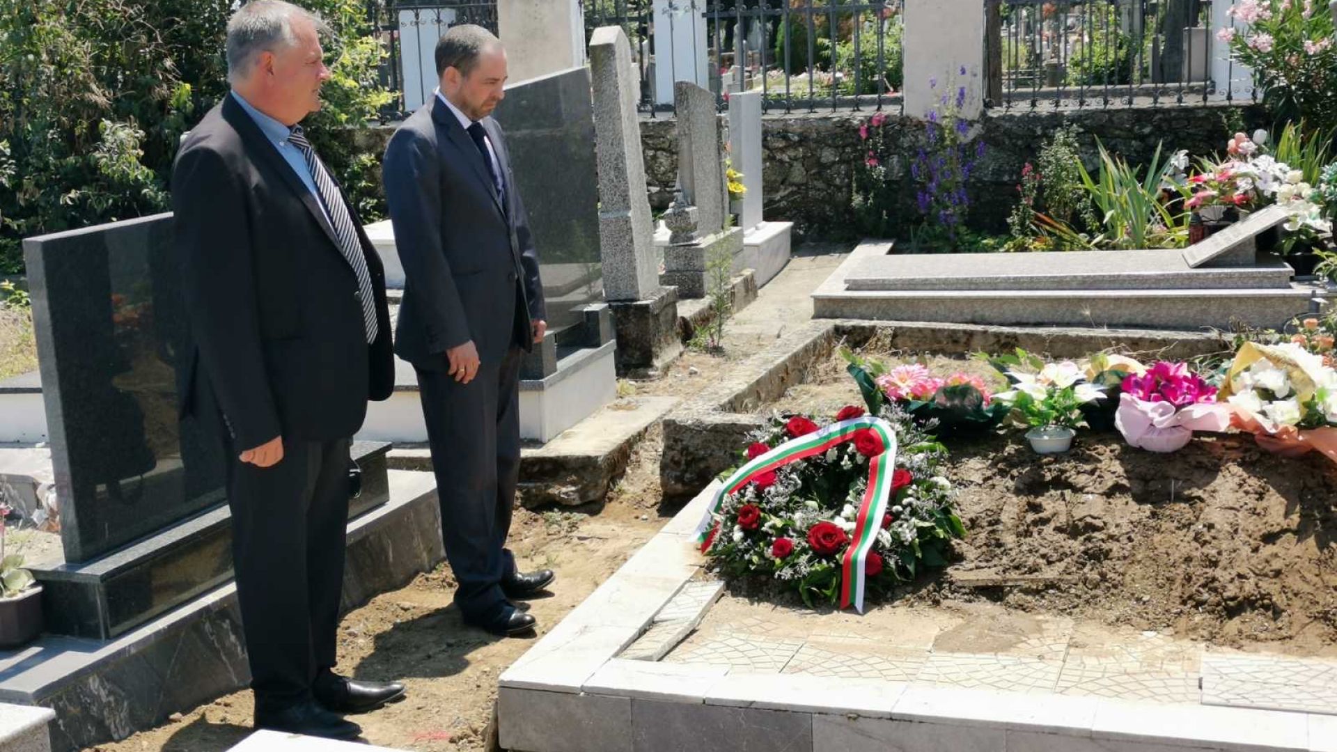 Посланикът ни в Скопие положи венец на гроба на Спаска Митрова (снимки)