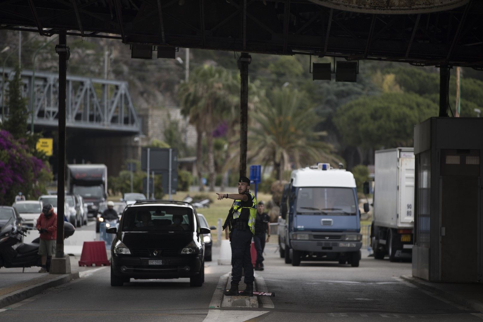 Френски жандармеристи на френско-италианската граница на 15 юни, когато ЕС отвори границите си за граждани на Общността