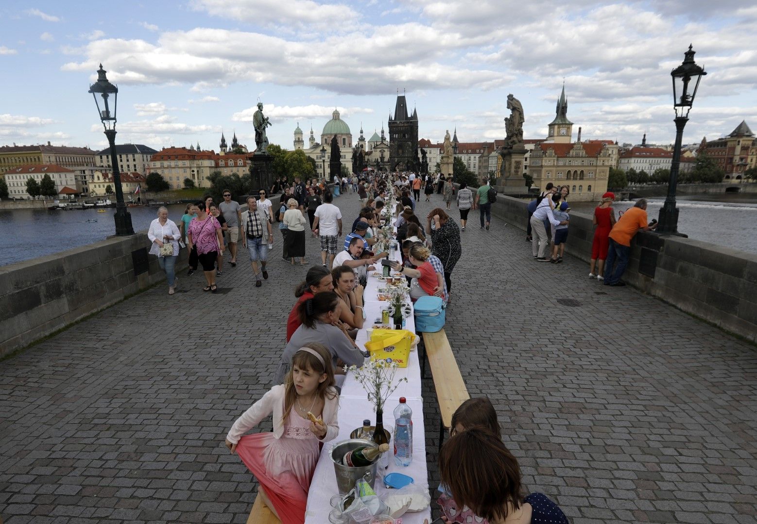 30 юни. Жителите на Прага изпратиха пандемията, като седнаха около маса, дълга 500 метра, на историческия Карлов мост