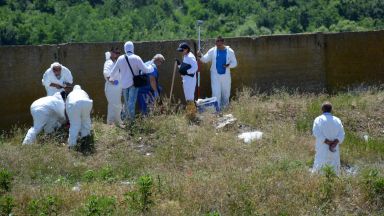 Прокурори откриха около 40 т отпадъци, заровени в бившето ТКЗС край Червен бряг (снимки)