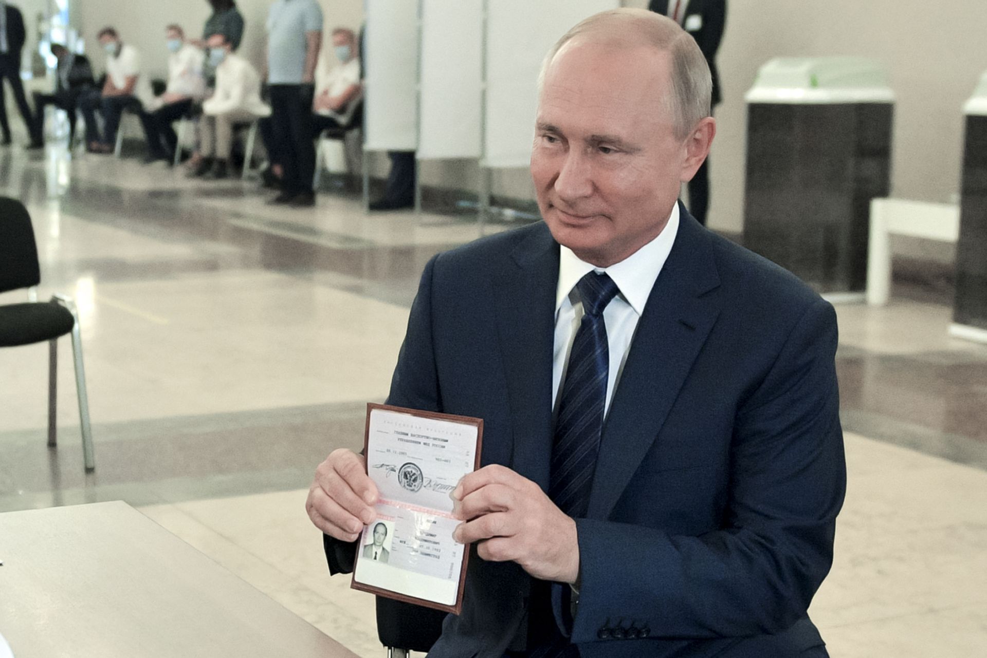 Владимир Путин гласува с усмивка на лице