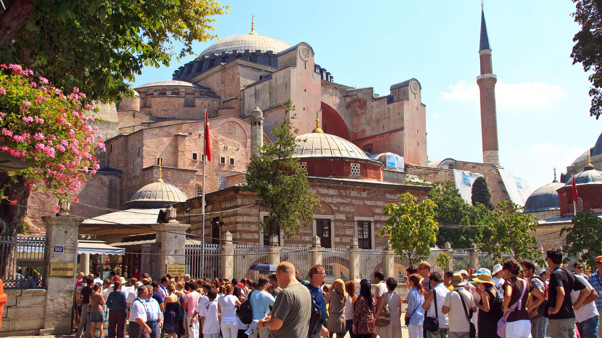 Джамия или музей: Задава ли се масова мюсюлманска молитва в "Света София"?