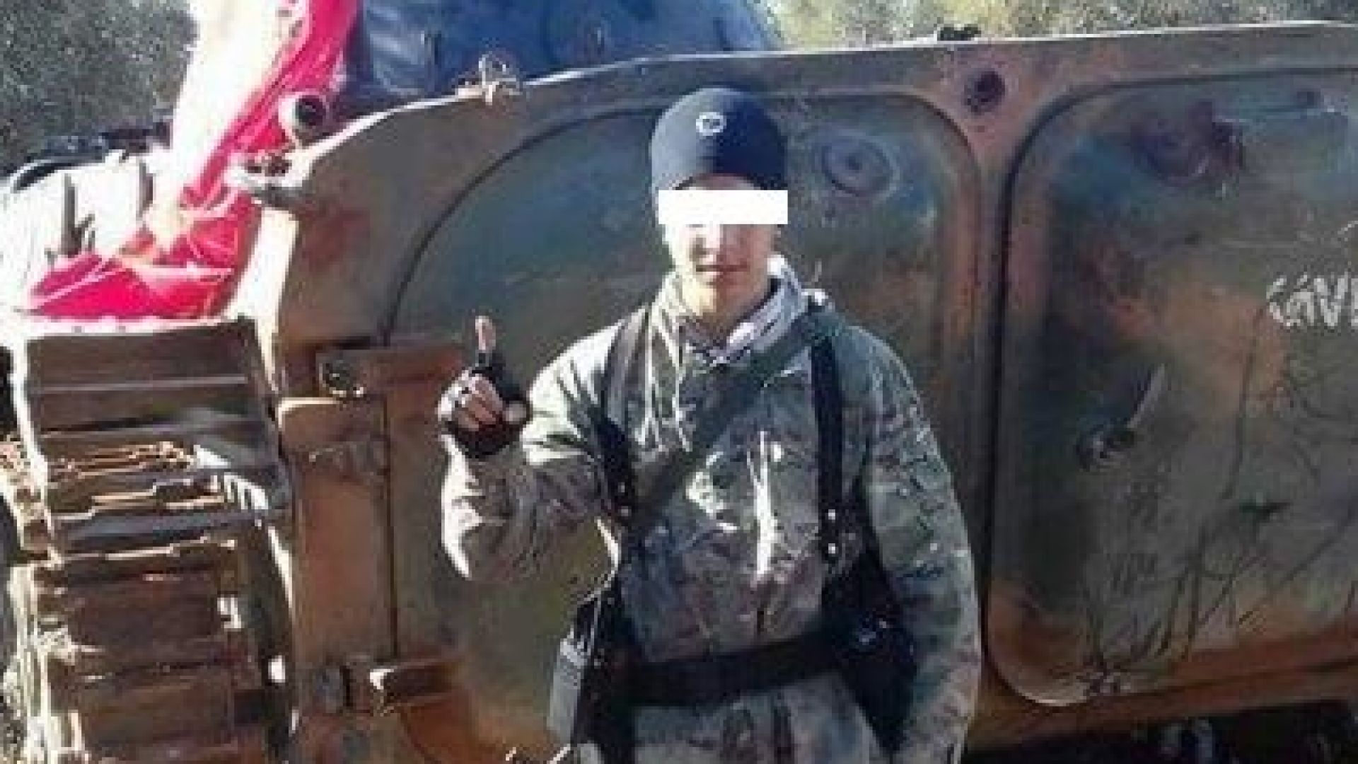 Майката на обвинения в тероризъм: Снимките с униформа и оръжие са просто поза