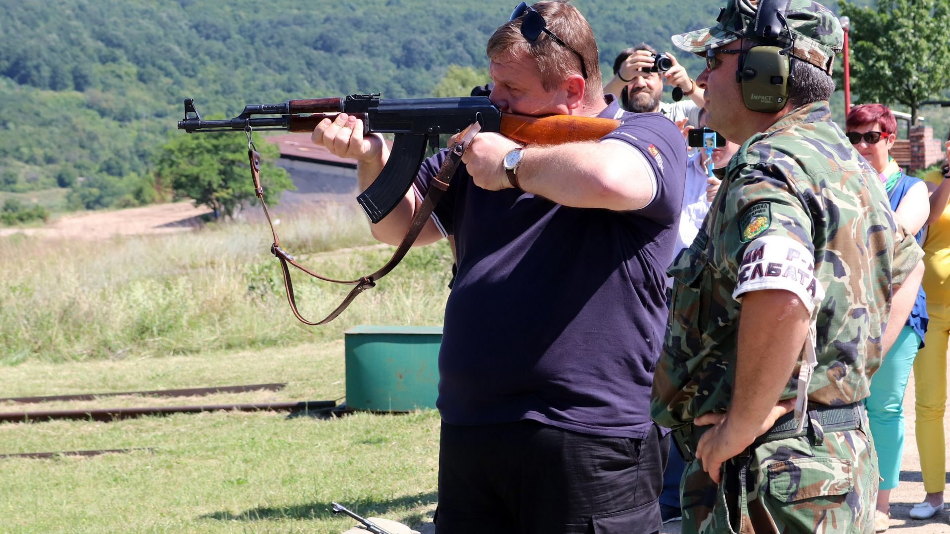 Каракачанов стреля с "Калашников" и обяви: Внасям Закон за доброволната военна служба (снимки)