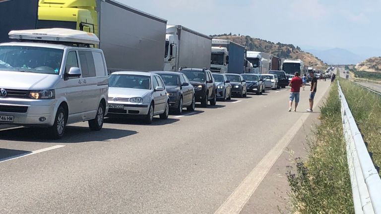 Интензивен трафик на граничния пункт Кулата-Промахон към Гърция. През целия