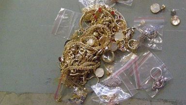 Фалшиви златни бижута с примеси на ниски цени заливат групите