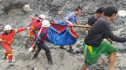 Свлачище погреба над 100 души в мина за нефрит в Мианма (снимки и видео)