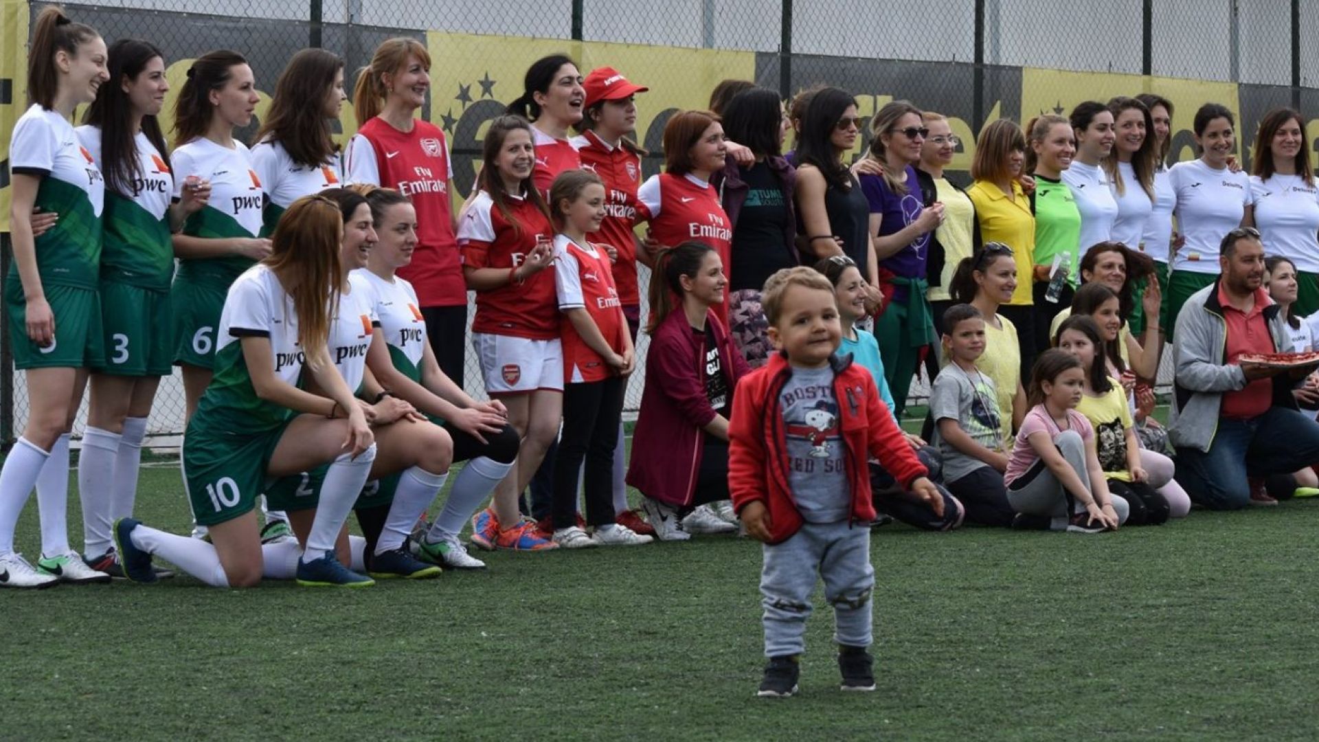 Дами играят футбол благотворително за онкоболни деца