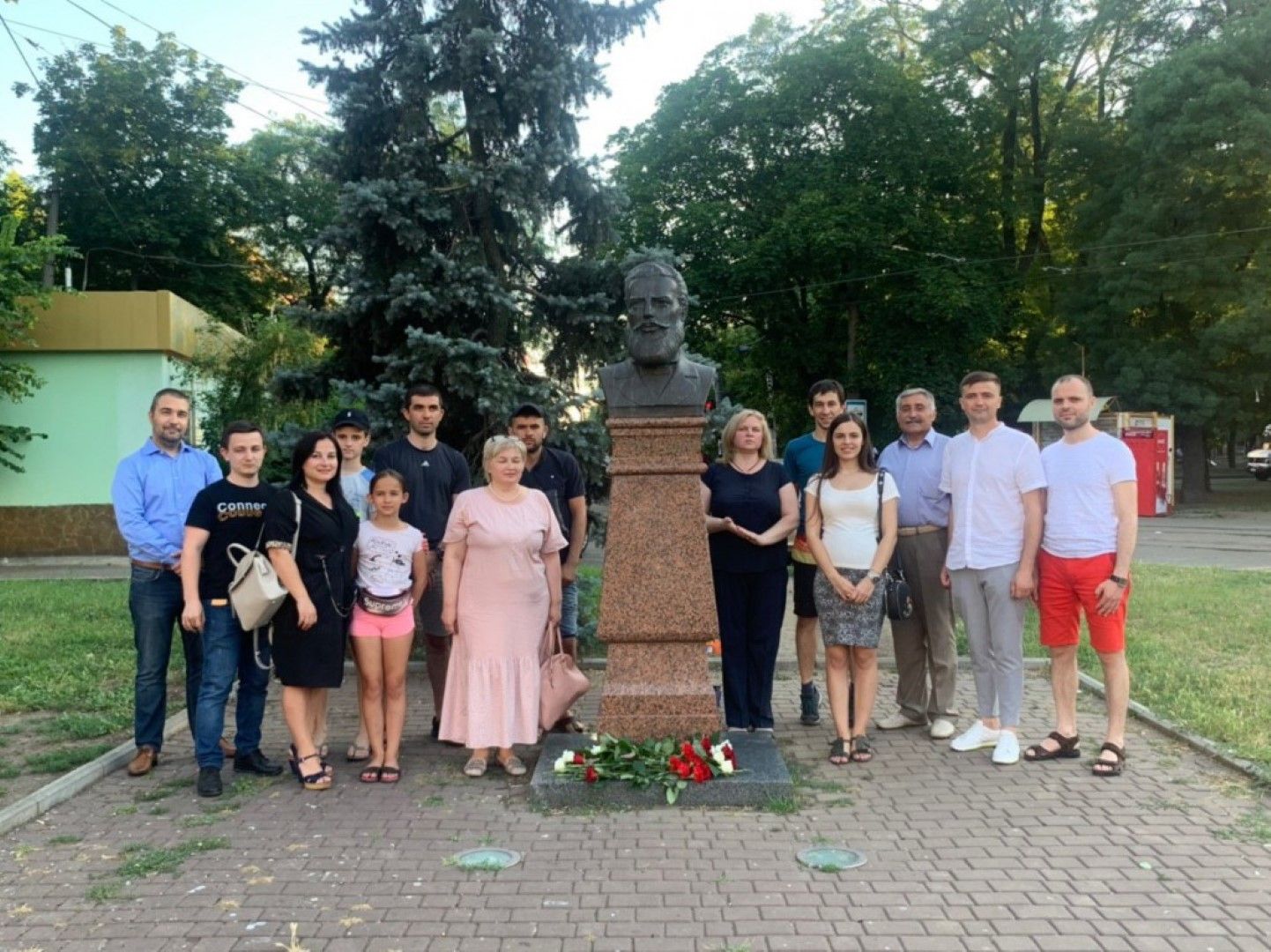 Българи, живеещи в украйна, при паметника на Христо Ботев в Одеса