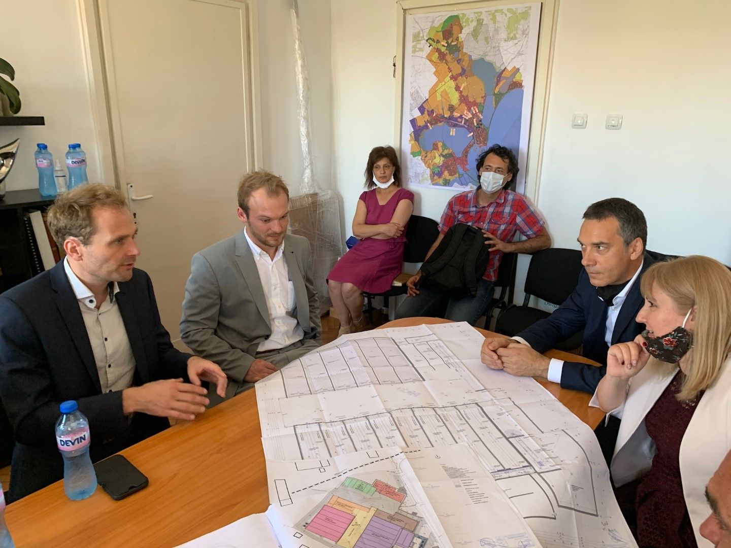 Kметът на Бургас Димитър Николов и управителят на компанията "Бекон" Ролф Лийбенайнер обсъждат изграждането на анаеробната инсталация за преработка на отпадъци