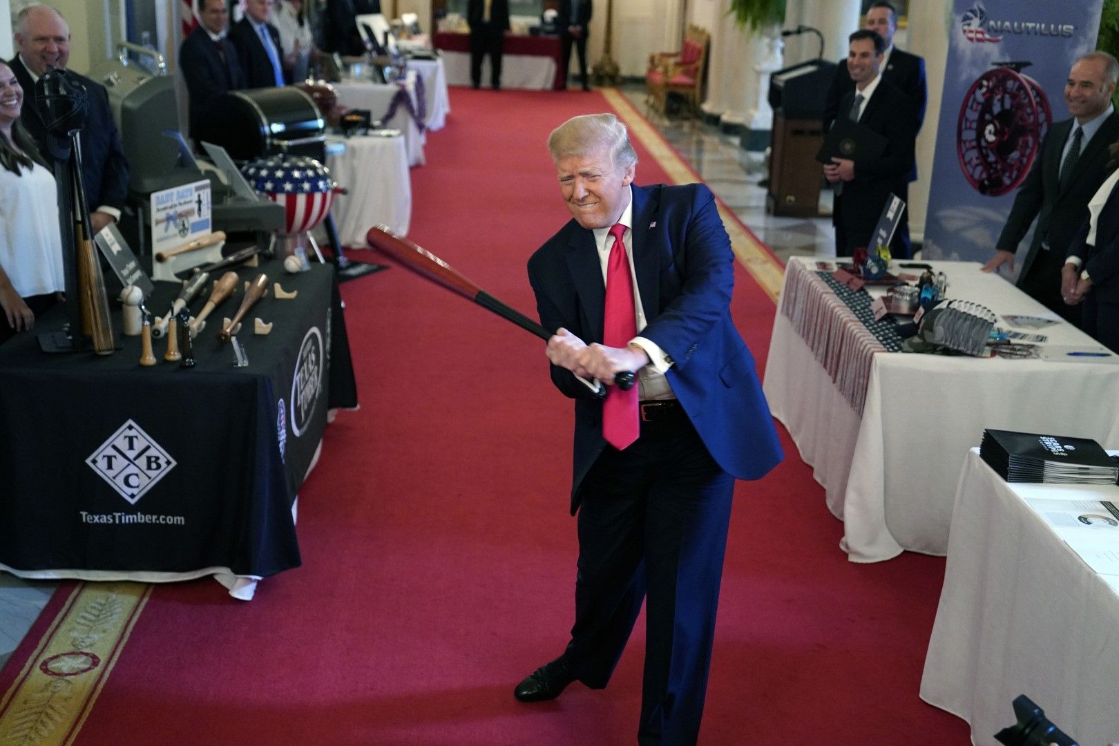 Доналд Тръмп замахва с бейзболна бухалка на събитието "Витрина на американския дух" (Spirit of America Showcase) в Белия дом, 2 юли