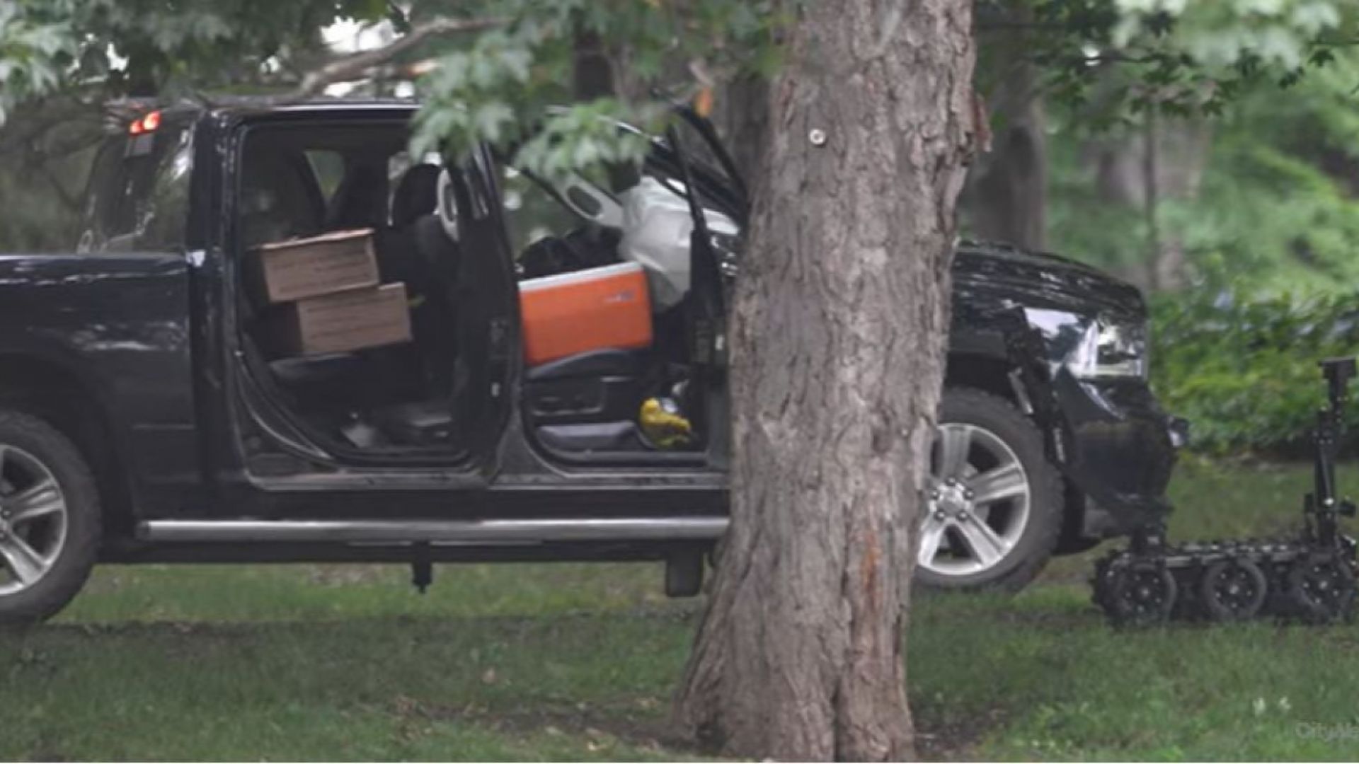Въоръжен военен разби с автомобил портата на дома на Джъстин Трюдо