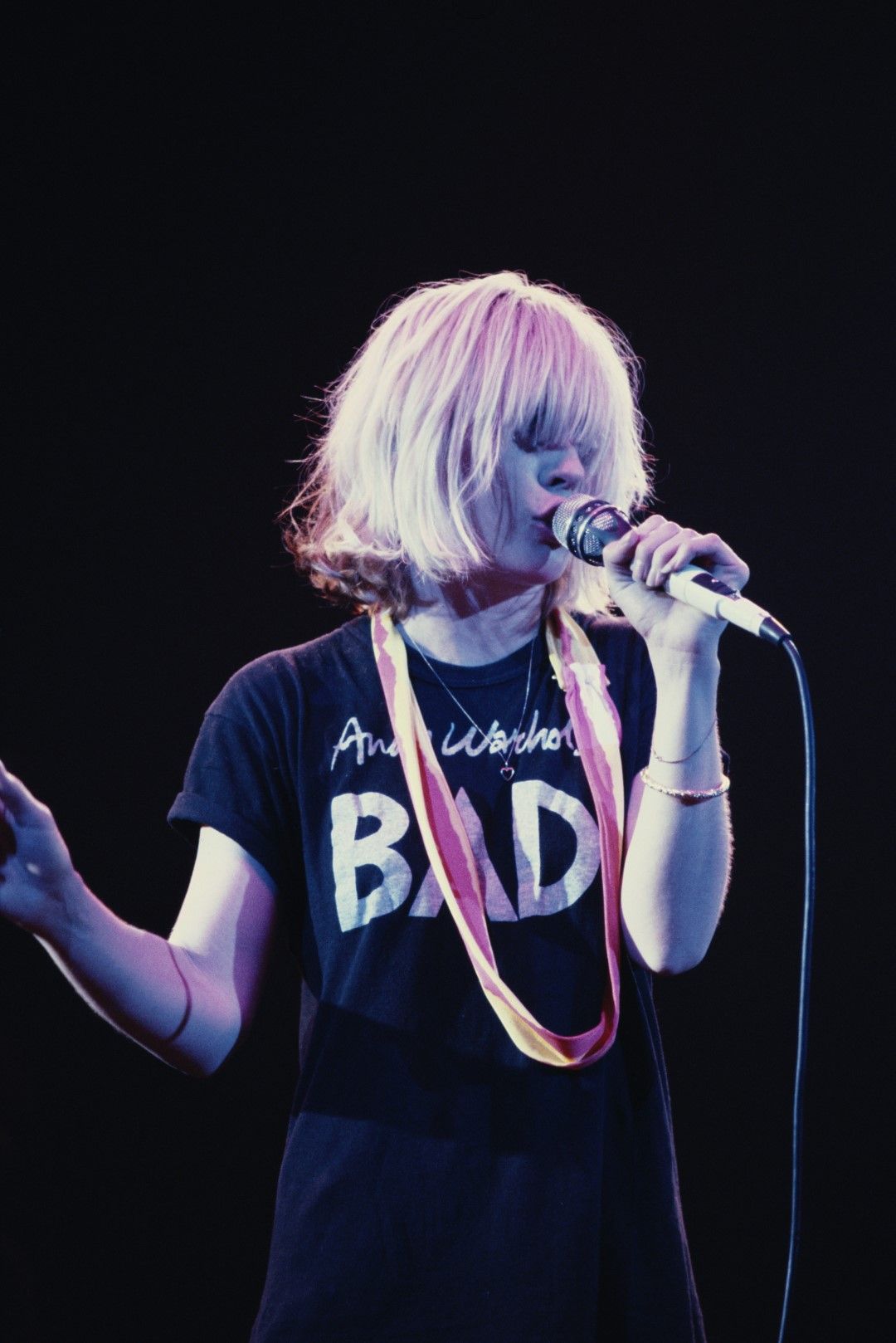 Blondie на концерт през 1980 г. Деби Хари е облечена с тениска, на която пише "Andy Warhol is bad"