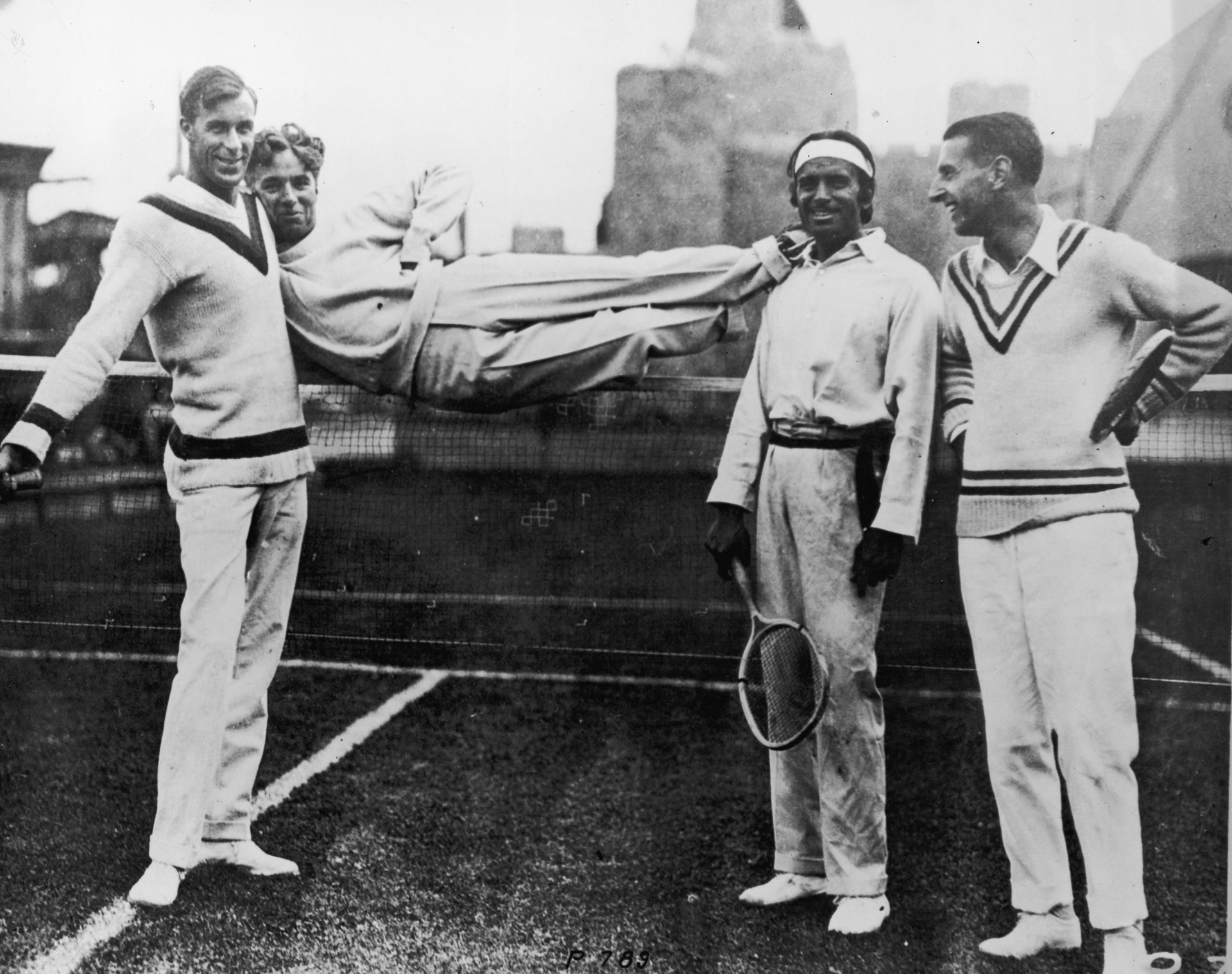Бил Тилдън (вляво) с легендите на Холивуд Чарли Чаплин и Дъглас Феърбанкс, както и испанския тенисист Мануел Алонсо.