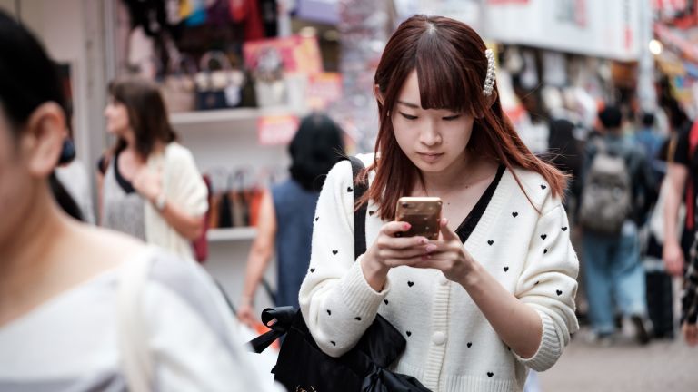 Японски град забрани пешеходци да ползват смартфони