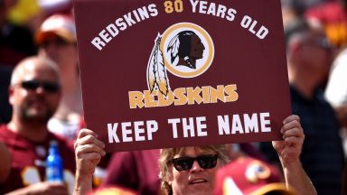 Притискат легендарния отбор Вашингтон Редскинс да смени "расисткото име"