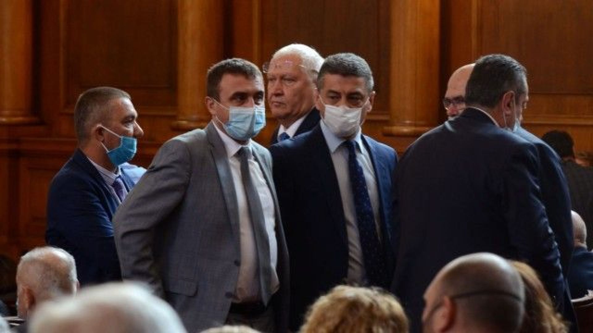 Изключение за оратори: Защо министри и депутати нарушават заповедта за носене на маски?