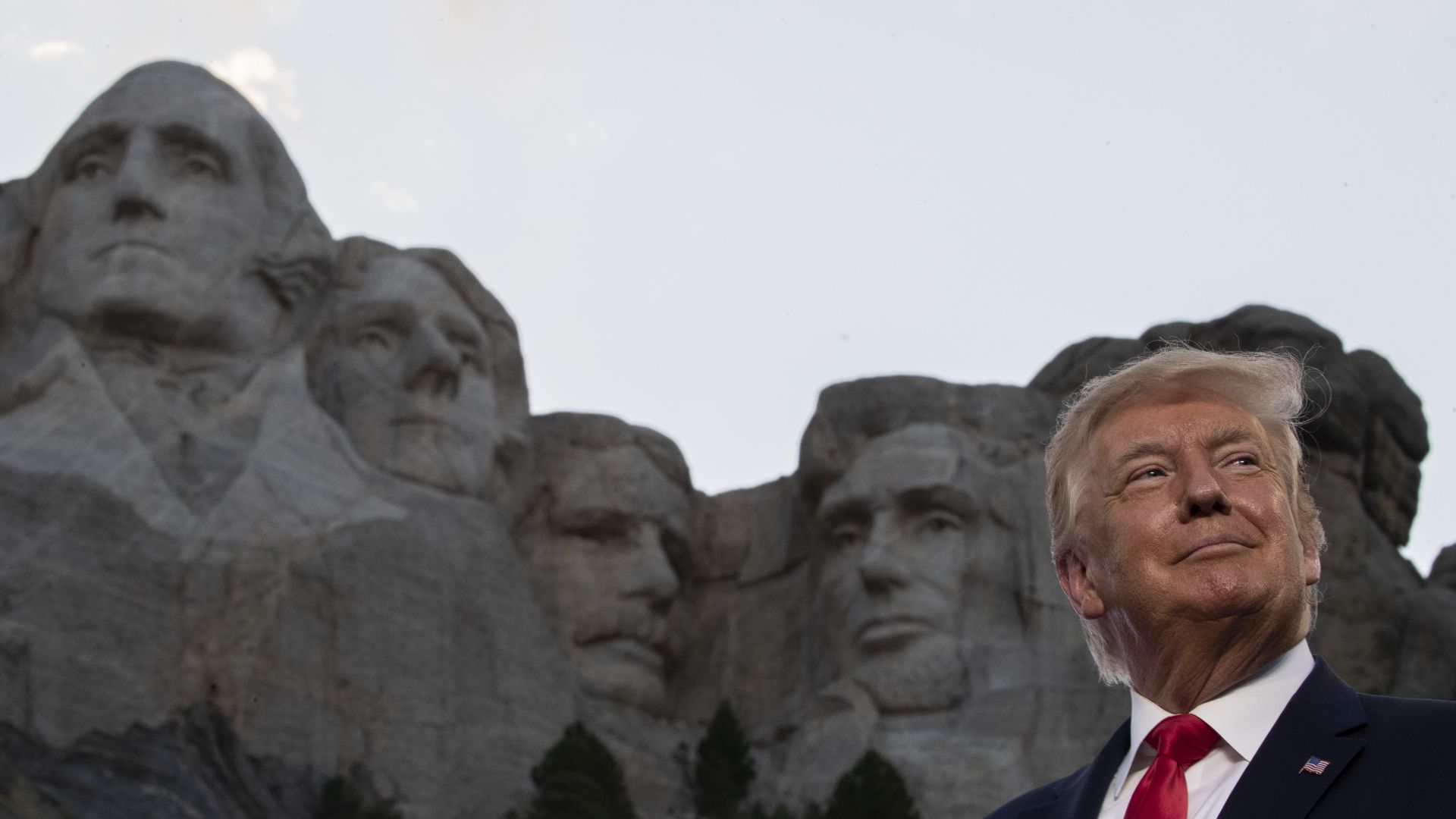 Под ликовете на 4-ма президенти, изваяни в скалите, Тръмп заклейми "новия крайно ляв фашизъм" (снимки)