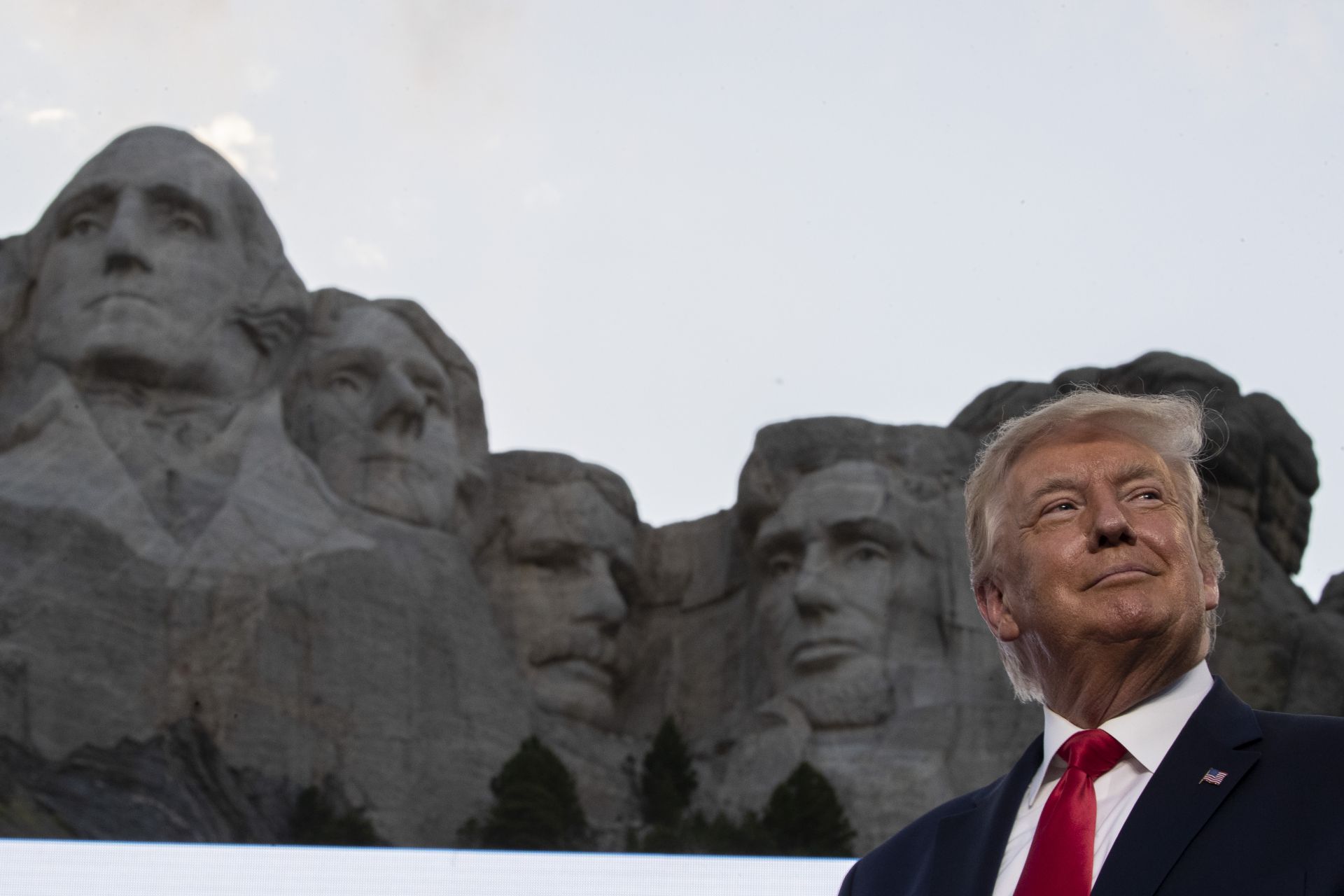 Доналд Тръмп се снима пред образите на свои именити предшествтеници на монумента в Маунт Ръшмор, щата Южна Дакота