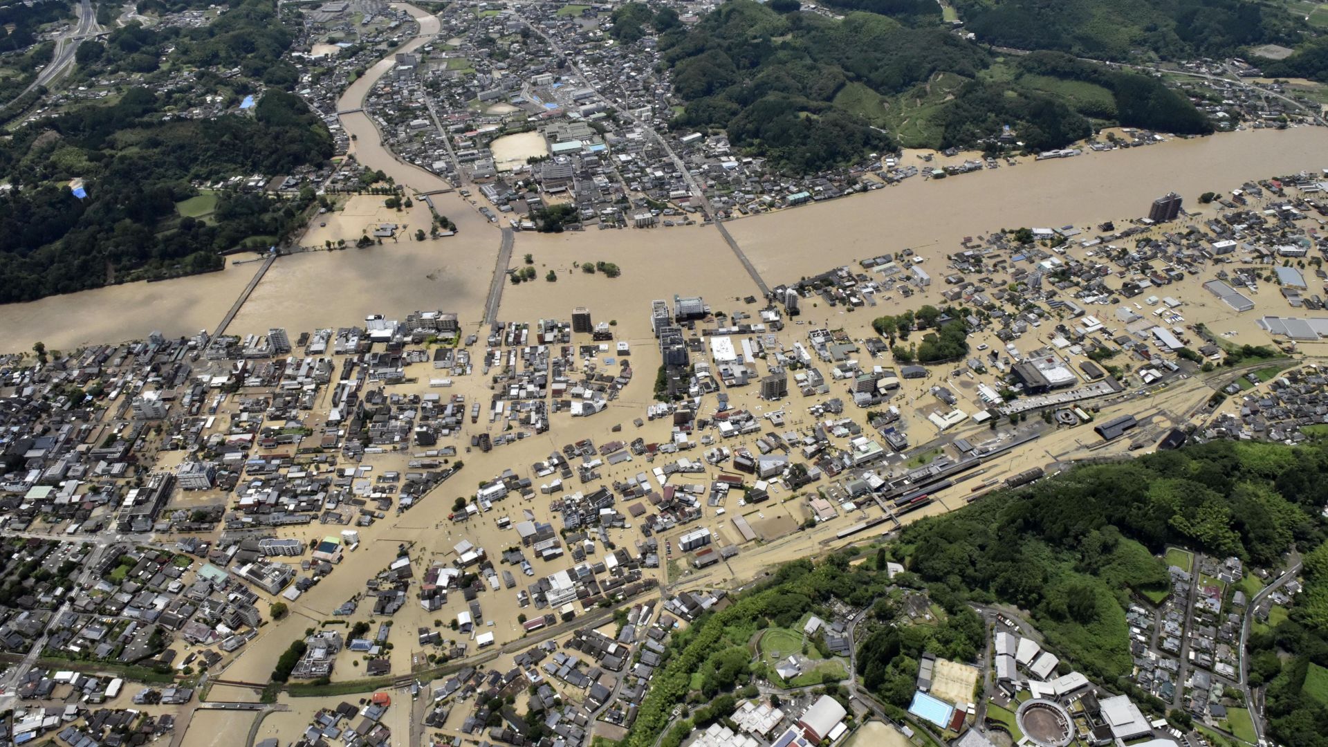 Загинали и изчезнали при порои и наводнения в Япония, мобилизираха армията (снимки)