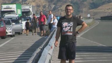 Опашката на Кулата расте - достигна рекордните 15 км, полицаи доставят вода