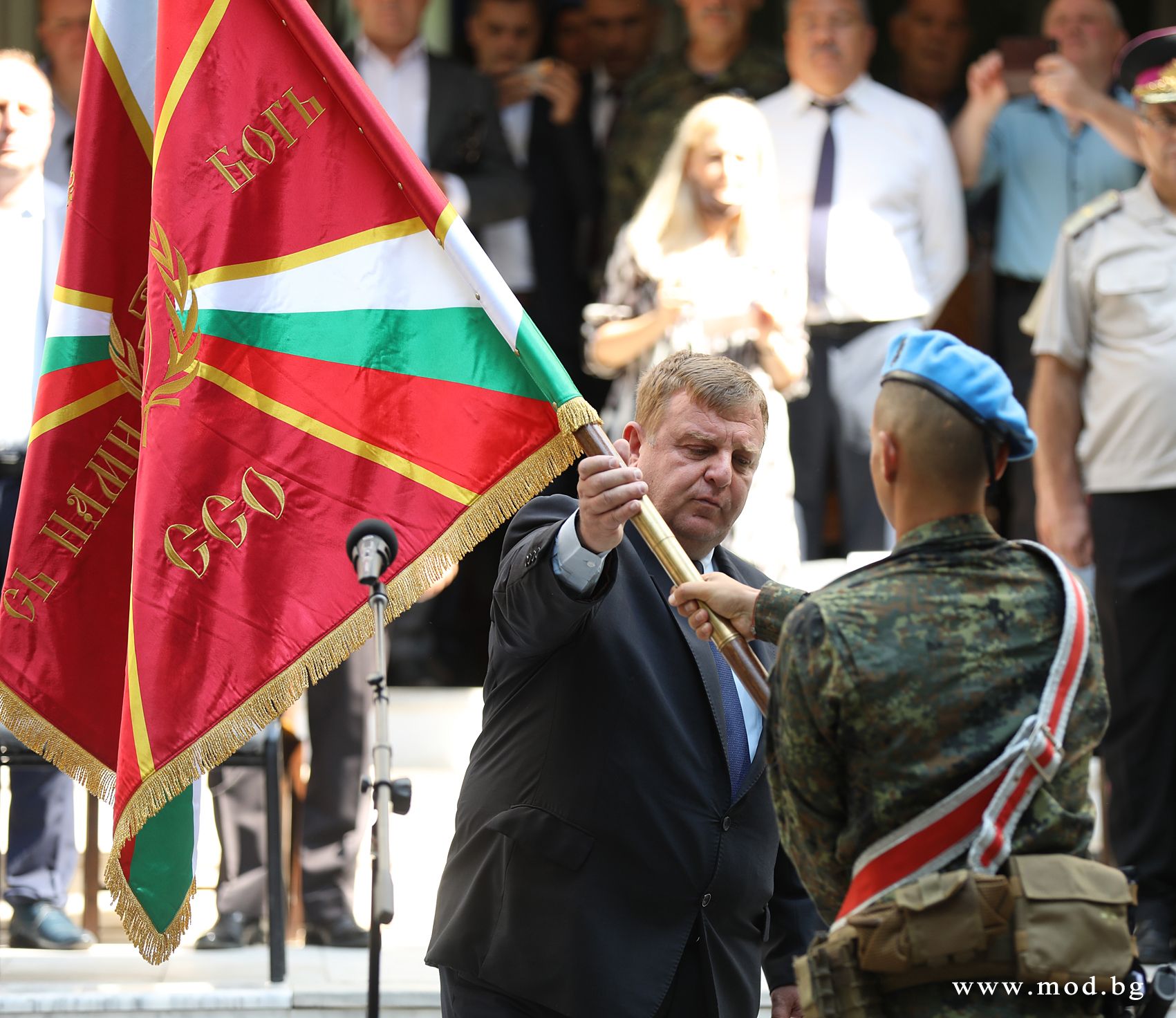 Министърът на отбраната участва в ритуал по освещаването и връчване на бойното и на представителното знаме на Съвместното командване на специалните операции