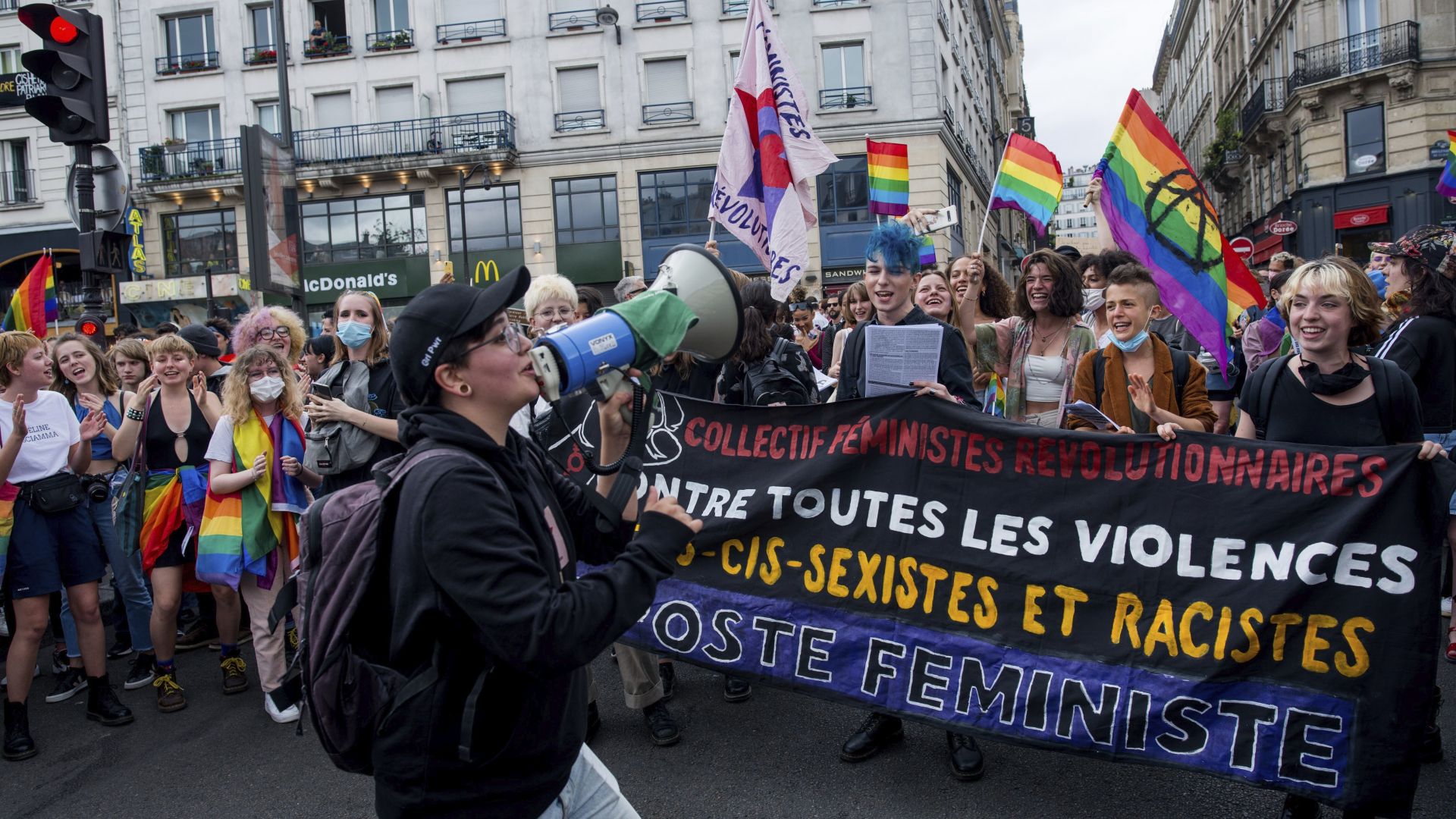 Манифестация замени традиционния гей парад в Париж (снимки)