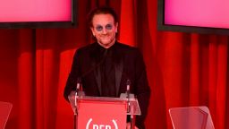 Боно от U2 се включвал по телефона в радиопредавания под фалшиво име