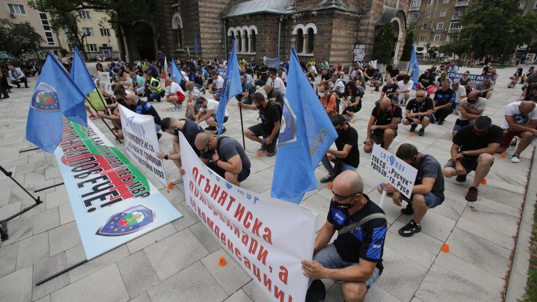 Десетки полицаи протестираха пред МВР на професионалния си празник (снимки)