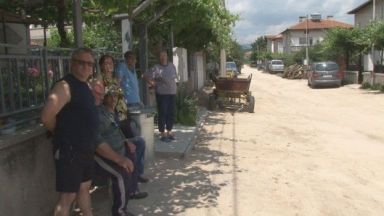 Абсурден казус: Защо жители на Стрелча събират пари за ремонт на квартална улица?