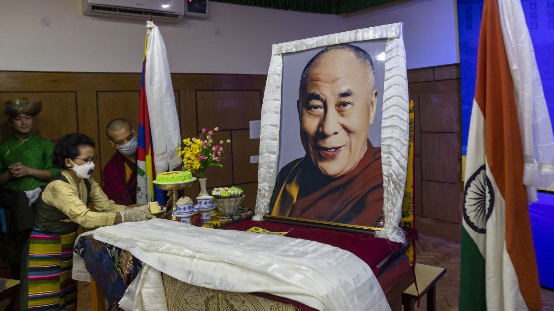 Далай лама  навърши  85 години