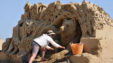 Приказни пясъчни фигури оживяха в Бургас (снимки)